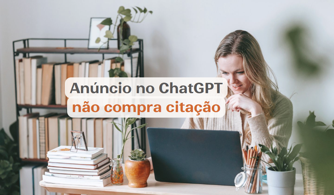 Profissional sorridente digitando no notebook em um home office aconchegante, com estante de livros e plantas ao fundo