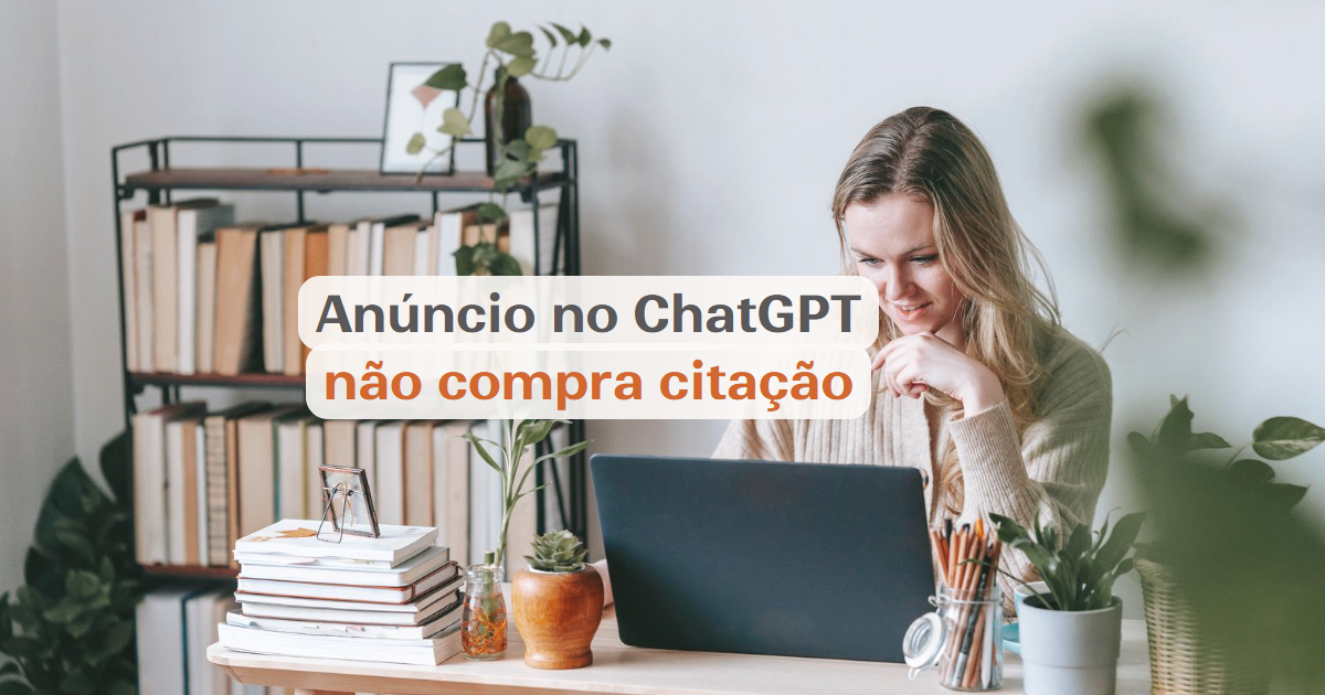 Profissional sorridente digitando no notebook em um home office aconchegante, com estante de livros e plantas ao fundo