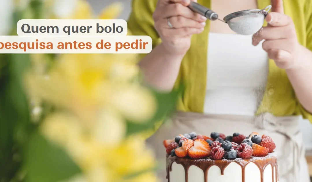 Confeiteira polvilhando açúcar sobre um bolo com frutas vermelhas, com o texto quem quer bolo pesquisa antes de pedir