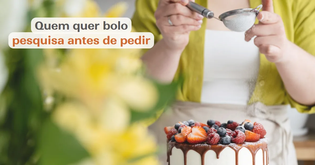 Confeiteira polvilhando açúcar sobre um bolo com frutas vermelhas, com o texto quem quer bolo pesquisa antes de pedir