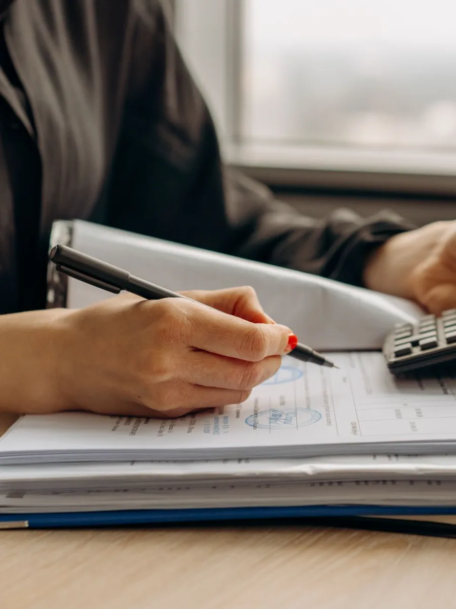 Mesa de trabalho de escritório de contabilidade com calculadora e documentos