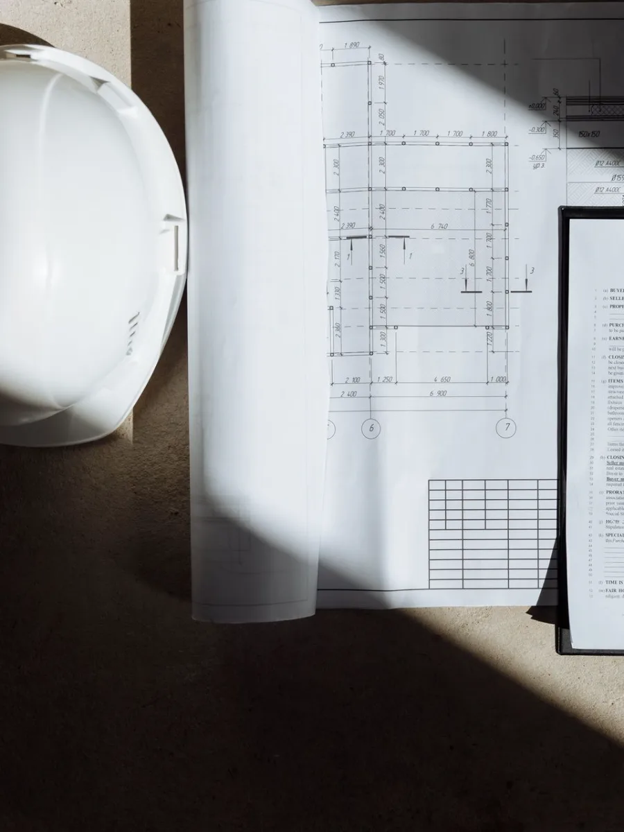 Planta de engenharia sobre a mesa com instrumentos de projeto