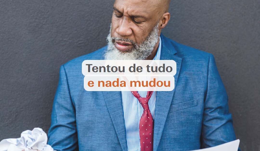 Empresário revisando relatório de marketing sem clareza sobre o próximo passo