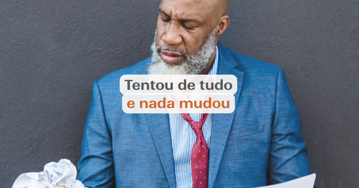 Empresário revisando relatório de marketing sem clareza sobre o próximo passo