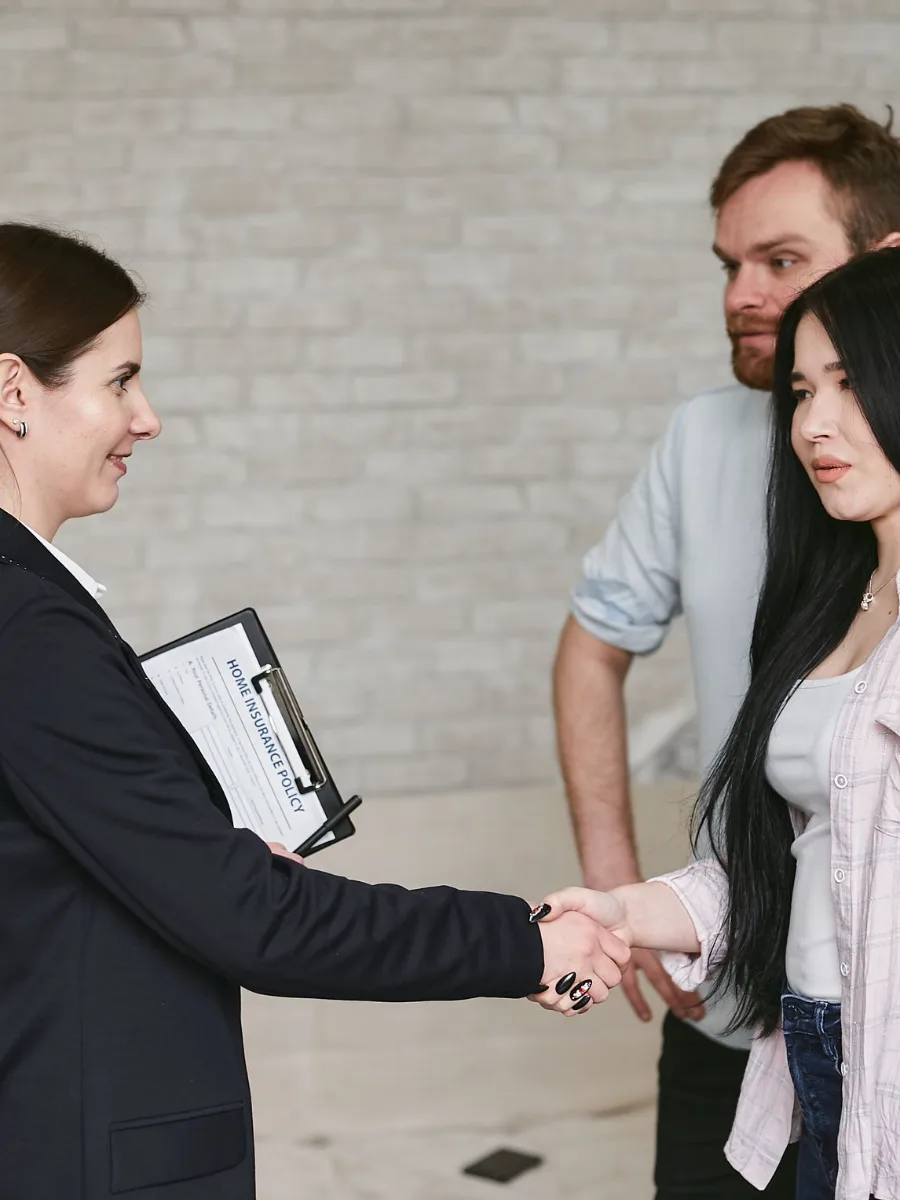 Profissional de uma empresa de serviços atendendo uma cliente