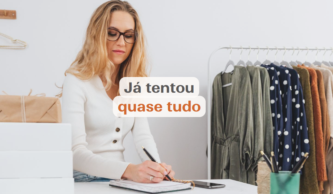 Pequena empresária organizando ideias de divulgação em vários canais ao mesmo tempo