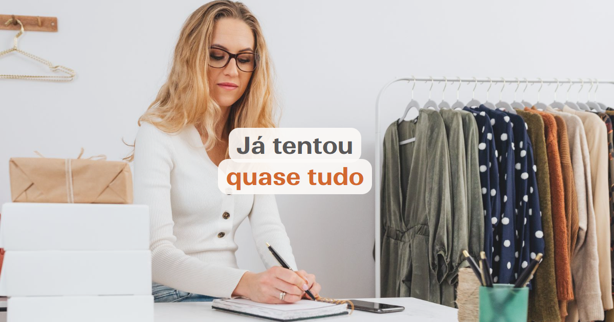 Pequena empresária organizando ideias de divulgação em vários canais ao mesmo tempo