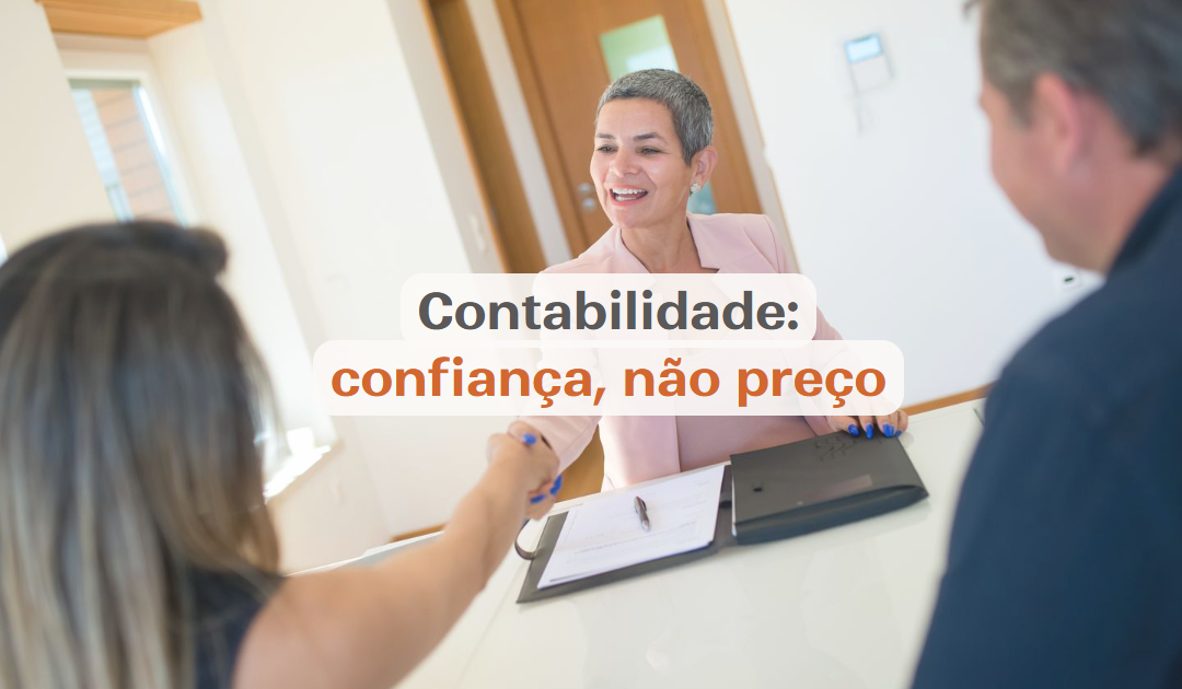 Contador revisando documentos com cliente em reunião de confiança