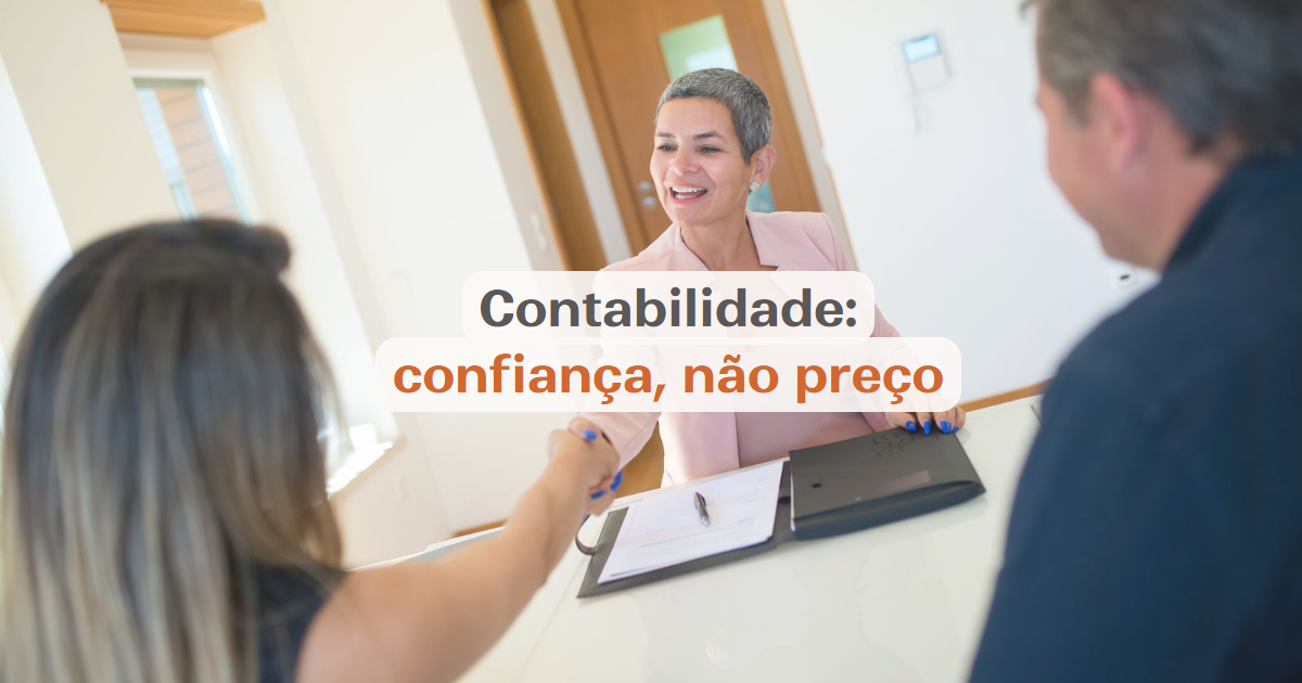 Contador revisando documentos com cliente em reunião de confiança