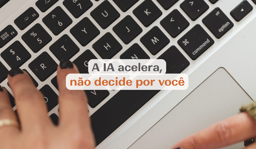 Profissional usando ferramenta de inteligência artificial no computador para produzir conteúdo de marketing