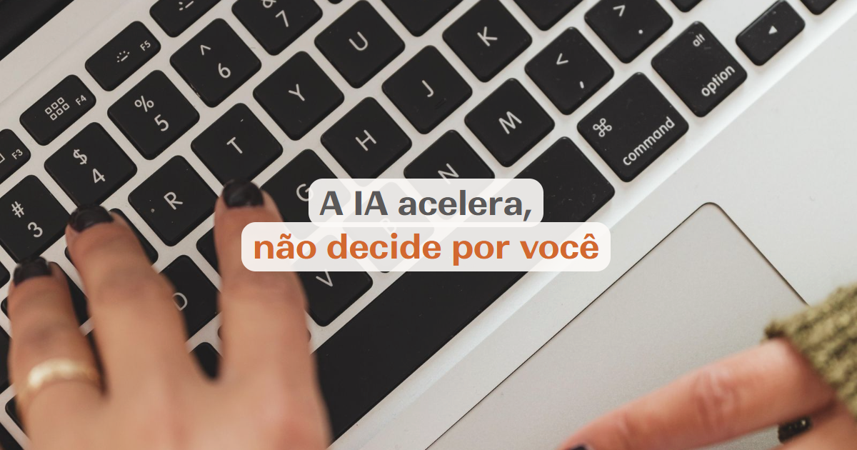 Profissional usando ferramenta de inteligência artificial no computador para produzir conteúdo de marketing
