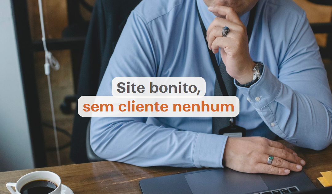 Pessoa analisando o próprio site no computador sem entender por que não converte