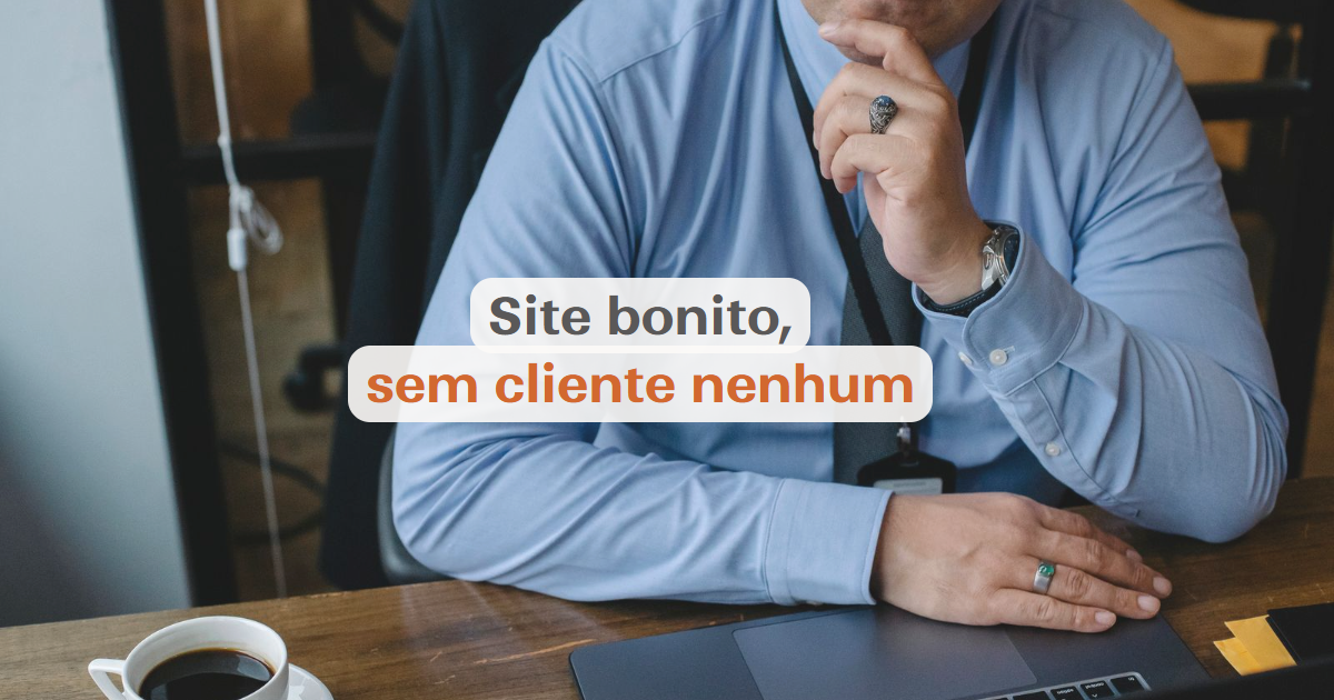 Pessoa analisando o próprio site no computador sem entender por que não converte